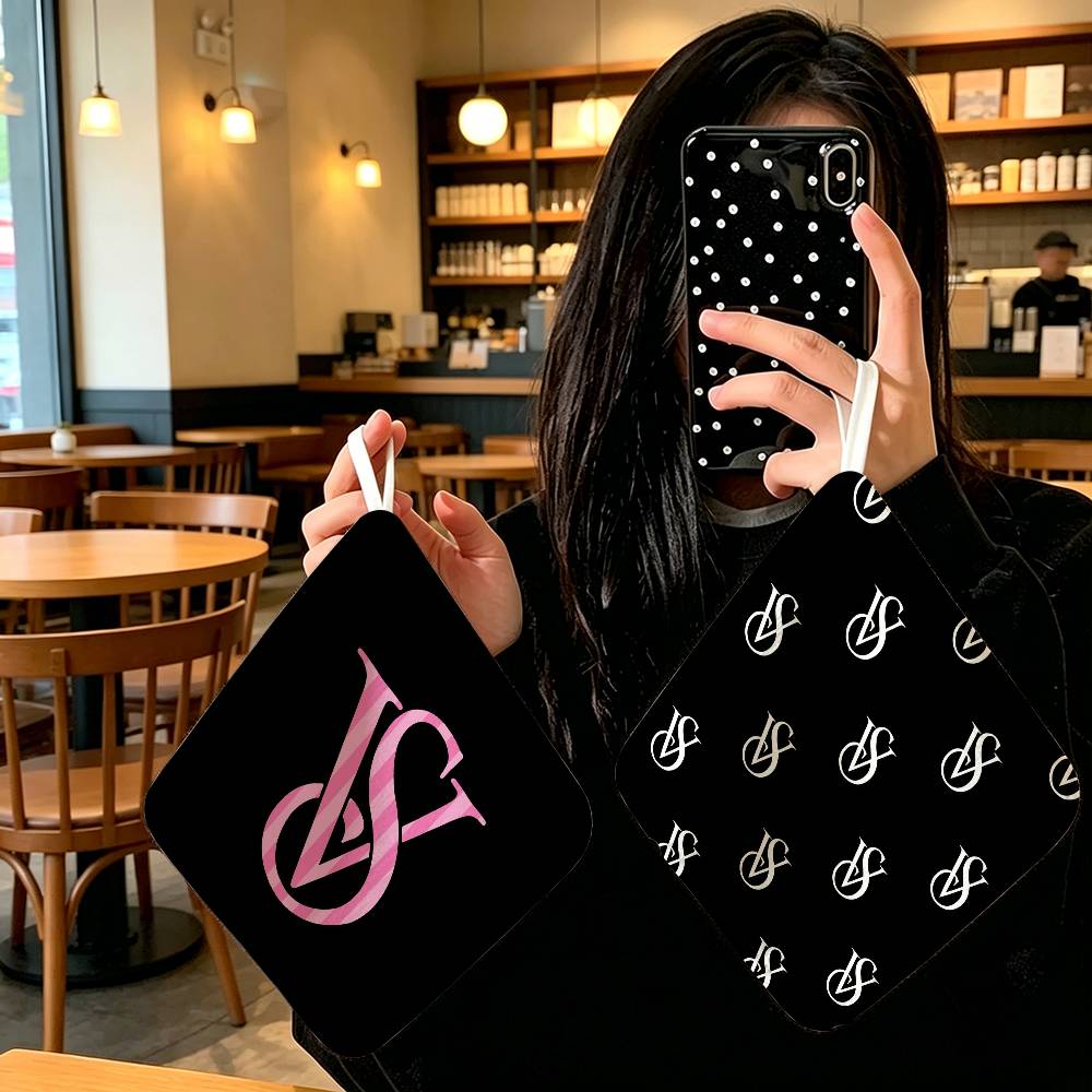 ผ้าเช็ดมือแบบแขวน ลายโลโก้ ผลิ - Beauty Makeup Louis Vuitton บทวิจารณ์และราคา